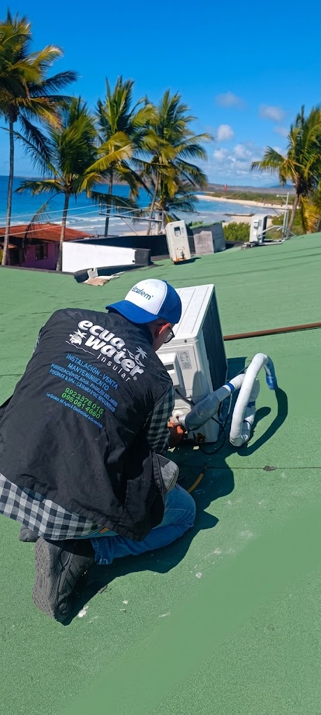 Técnico de Ecuawater trabajando